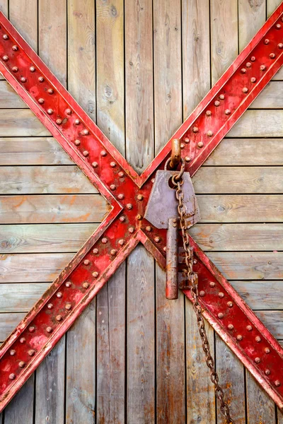 Oude houten en cross metaal met roestig sleutel — Stockfoto
