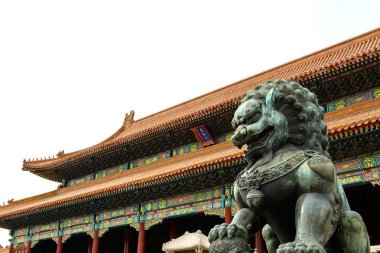 Bir antik mimari önünde bakır aslan