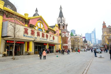 Dalian, Çin - 5 Nisan 2015: Rusya Caddesi ve mimari 