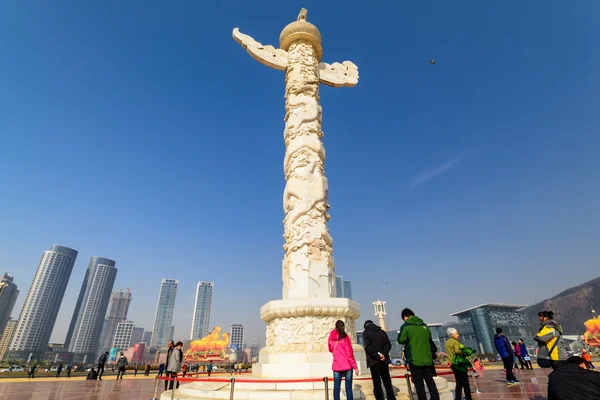 Dalian, Çin - 15 Mart 2015: Süs sütununda Xinghai sq