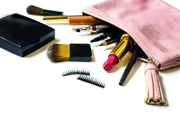 Borsa make up con cosmetici isolati — Foto Stock