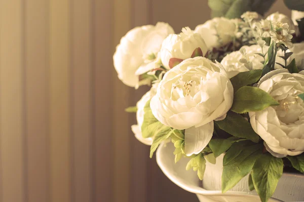 Detailní záběr bílé růže ve váze — Stock fotografie