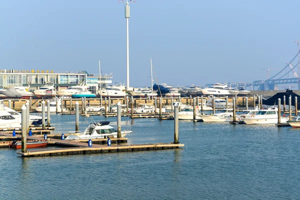 Yachten und Boote im Hafen — Stockfoto