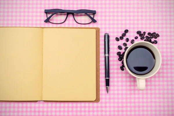Cuaderno en blanco con café —  Fotos de Stock