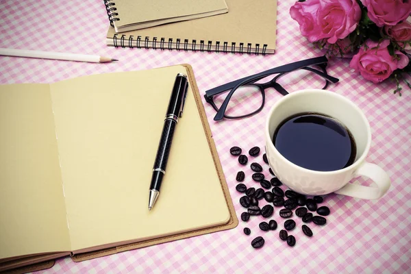 Cuaderno en blanco con café —  Fotos de Stock