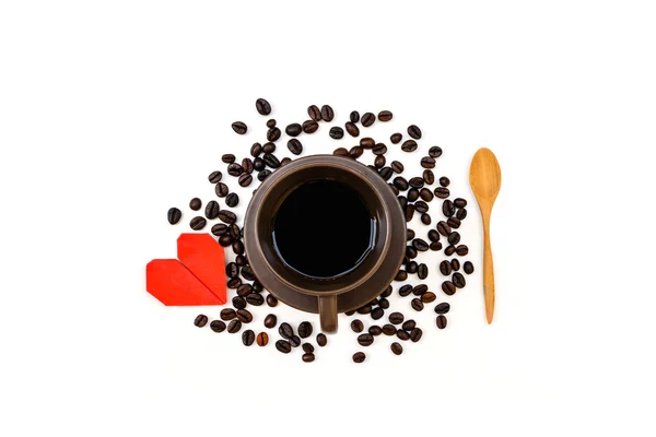 Чашка кави з кавовими зернами та червоним серцем ізольовані — стокове фото