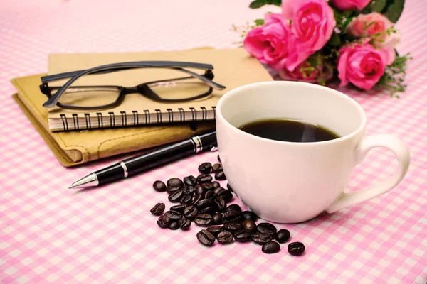 Cuaderno en blanco con café — Foto de Stock