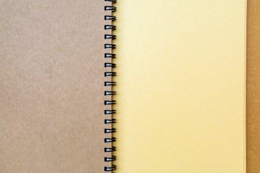 Kahverengi defter spiral ile yakın çekim 