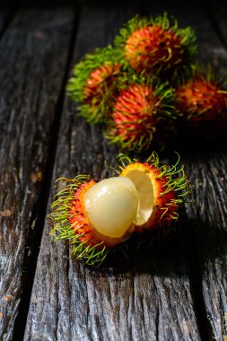 Rambutan eski ahşap masa üzerinde yakın çekim