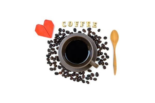 Taza de café con granos de café y corazón rojo aislado —  Fotos de Stock