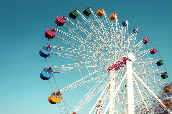 Riesenrad gegen blauen Himmel — Stockfoto