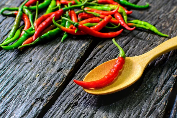 Zavřít z chilli papriček v lžíci — Stock fotografie