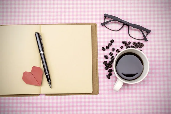 Cuaderno en blanco con café —  Fotos de Stock