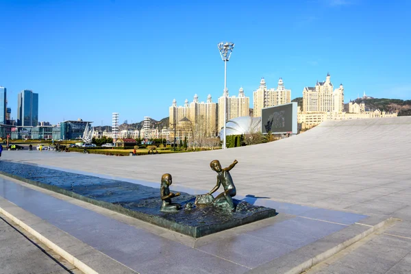 Erkek ve kız Xinghai Meydanı, Dalian Çin'heykel