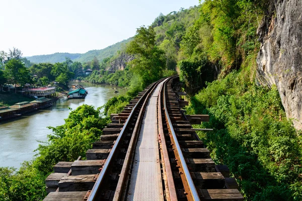 Tren yolu nehir ve dağ manzaralı, tren Tayland