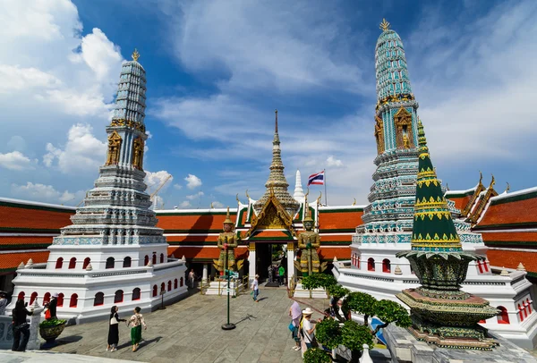 Tourists travel to Wat Phra Kaew and Grand Palace in Bangkok, Thailand. — Stock Photo, Image