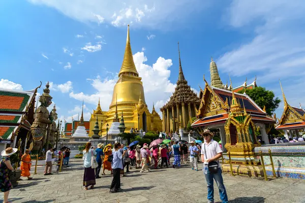 Tourists travel to Wat Phra Kaew and Grand Palace in Bangkok, Thailand. — Stock Photo, Image