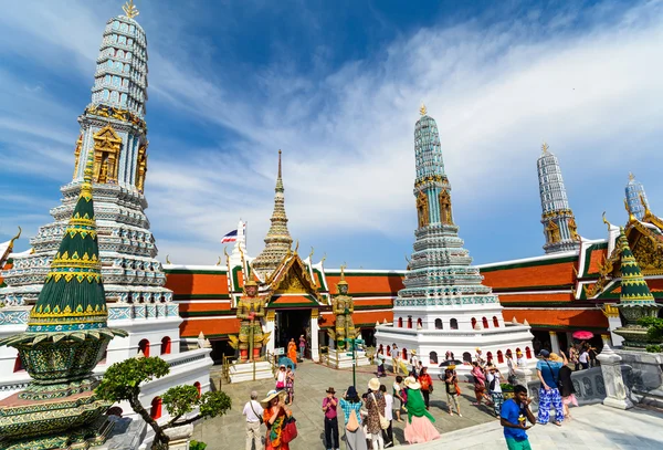 Tourists travel to Wat Phra Kaew and Grand Palace in Bangkok, Thailand. — Stock Photo, Image