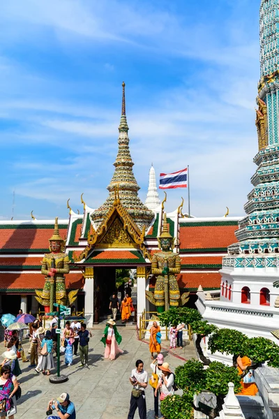 Туристы путешествуют в Ват Пхра Кау и Большой дворец в Бангкоке, Таиланд . — стоковое фото