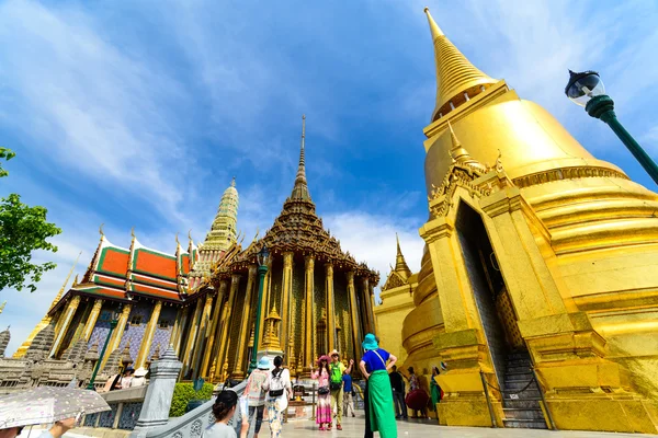 Tourists travel to Wat Phra Kaew and Grand Palace in Bangkok, Thailand. — Stock Photo, Image