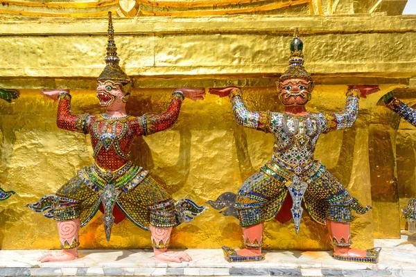 Sculptură uriașă în templu (Wat phra kaew) Bangkok, Thailanda . — Fotografie, imagine de stoc