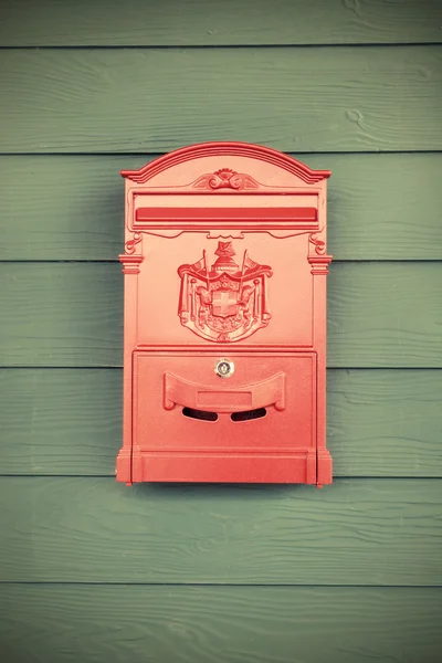 Roter Vintage-Briefkasten auf Holz — Stockfoto