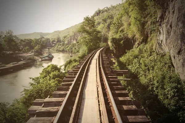 Treinspoor met rivier en uitzicht op de bergen, spoorweg in Thailand — Stockfoto