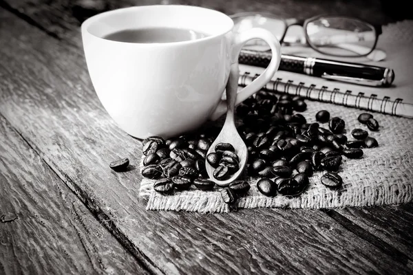 커피와 커피 원두 한 잔 — 스톡 사진