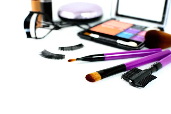 Trucco cosmetico e pennelli isolati — Foto Stock