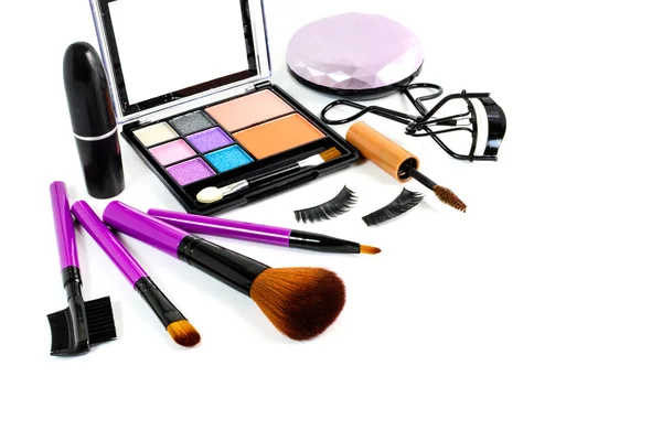 Trucco cosmetico e pennelli isolati — Foto Stock