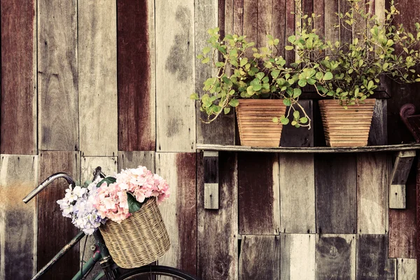 Oldtimer-Fahrrad mit alter Holzwand — Stockfoto