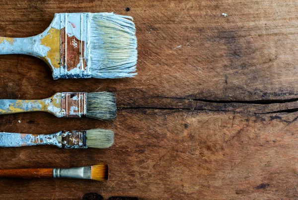Pinceau grunge sur fond vieux bois avec espace de copie — Photo