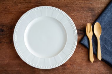 Tahta kaşık ve çatal eski ahşap üzerinde boş tabak