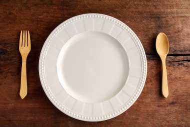 Tahta kaşık ve çatal eski ahşap üzerinde boş tabak
