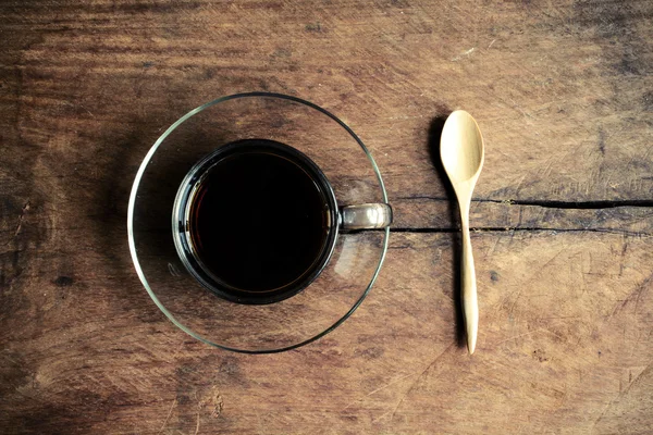Taza de café con cuchara de madera sobre madera vieja texturizada —  Fotos de Stock