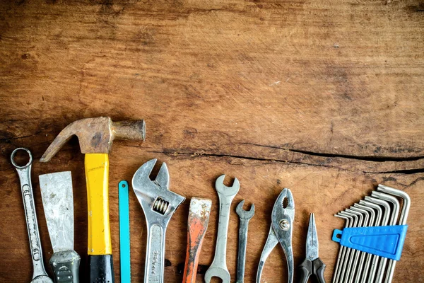 Set di strumenti di lavoro su vecchio fondo in legno grunge — Foto Stock