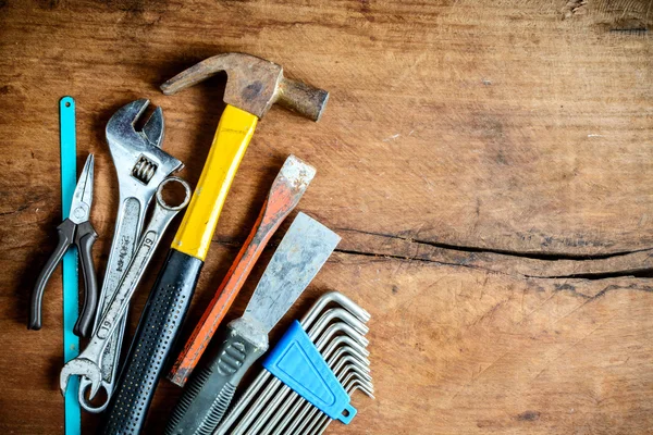 Ensemble d'outils de travail sur vieux fond en bois grunge — Photo