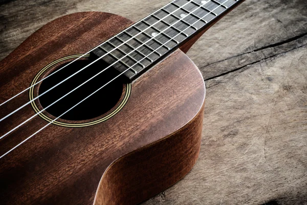 Eski ahşap arka planda ukulele kapat