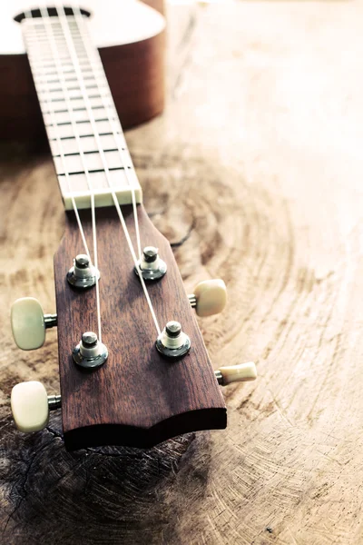 Close up de ukulele em madeira velha texturizada — Fotografia de Stock