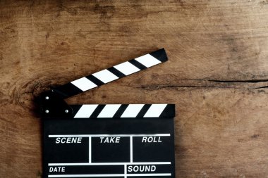 Eski ahşap arka plan üzerinde film tokmağı