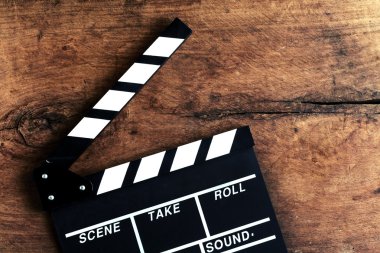 Eski ahşap arka plan üzerinde film tokmağı