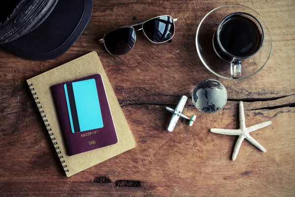 Roupa de viajante com xícara de café em fundo de madeira — Fotografia de Stock