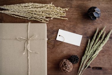 Kuru çiçek eski ahşap zemin üzerine kahverengi kağıt kutusu