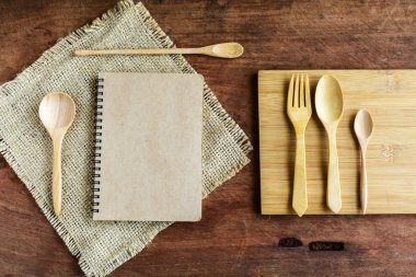 defter ve eski ahşap tahta kaşık