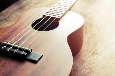 Ukulele eski ahşap zemin üzerine, yakın çekim