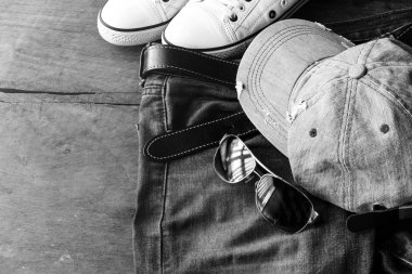 Mavi jean, kap ve eski ahşap arka plan üzerinde ayakkabı