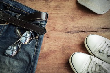 Mavi jean, kap ve eski ahşap arka plan üzerinde ayakkabı