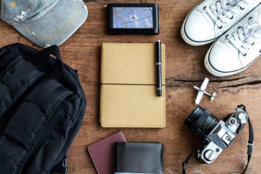 ahşap arka plan üzerinde seyahat kıyafeti