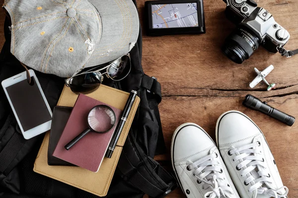 Outfit of traveler on wooden background — Stock Photo, Image