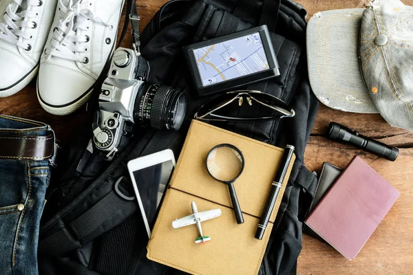 Outfit of traveler on wooden background — Stock Photo, Image